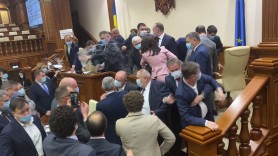 FOTO/VIDEO: Pahare sparte, microfoane rupte și stropire cu apă în Parlament. „Dodon, opreşte-te”